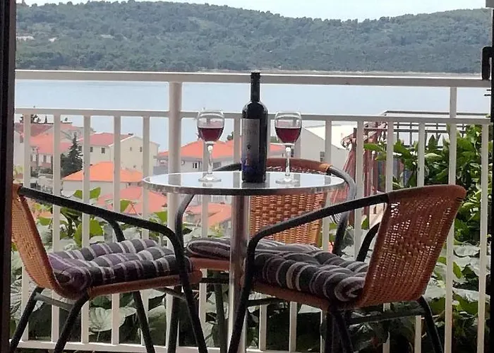 Mia - Spacious On 85 M2 With Beautiful Sea View Trogir