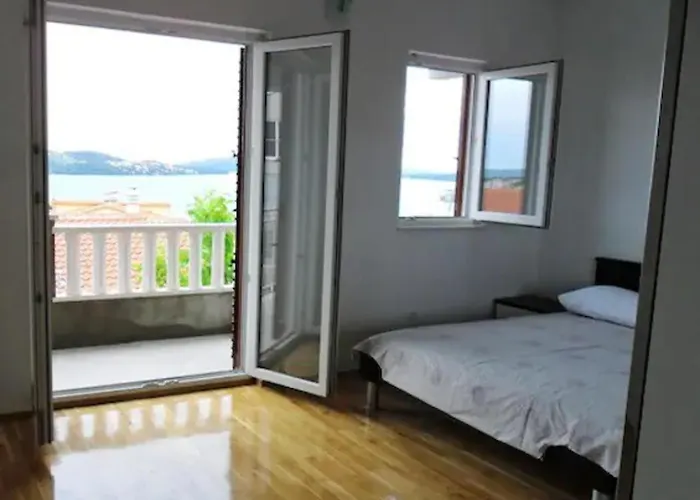 Mia - Spacious On 85 M2 With Beautiful Sea View Trogir