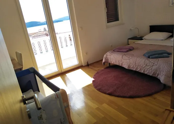 Mia - Spacious On 85 M2 With Beautiful Sea View Trogir