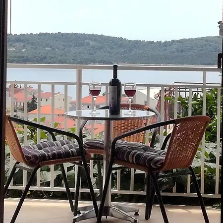 Mia - Spacious On 85 M2 With Beautiful Sea View Trogir