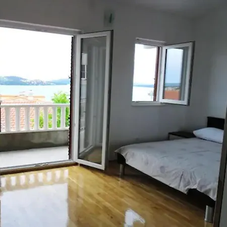 Mia - Spacious On 85 M2 With Beautiful Sea View Trogir