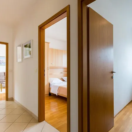 Mia - Spacious On 85 M2 With Beautiful Sea View Apartment Trogir