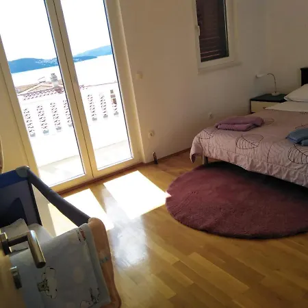 Mia - Spacious On 85 M2 With Beautiful Sea View Trogir